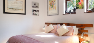 25 Inspirasi Desain Dinding Kamar Tidur Cerah dan Eksentrik